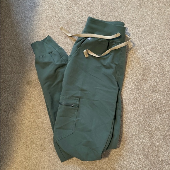 Figs High Waited Zamora Jogger Scrub Pants in size XS tall - Picture 2 of 2